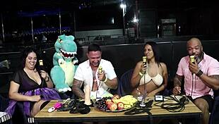 Ele escolheu chupar a língua da convidada e ela mostrou a buceta lisa no jogo safado com Kel Abate e Bruno Abate