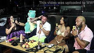 Ele escolheu chupar a língua da convidada e ela mostrou a buceta lisa no jogo safado com Kel Abate e Bruno Abate