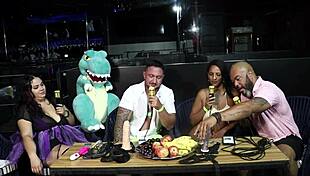 Ele escolheu chupar a língua da convidada e ela mostrou a buceta lisa no jogo safado com Kel Abate e Bruno Abate