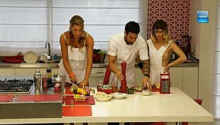 lindas putas show off their tits and ass