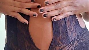 Hot milf shows pussy while dancing 😍