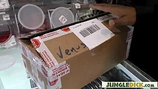 ब्रुनेट हॉर्नी एवी लव मॉन्स्टर काले लंड का कम चाहती है