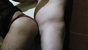 dando de calcinha para o meu macho gostoso no quarto gay 😏