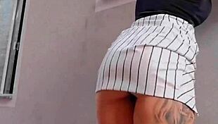 safada cleaning window and showing off to neighbor