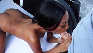 Chica con enorme culo follada por su primo en casa