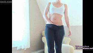 Big bubble butt bounces enticingly during webcam performance