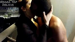 corno chamou o amigo roludo pra comer a namorada dele e ela adorou