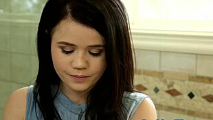 Lesbo babes finger each other in erotic duo