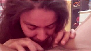 mi novia en lencería tiene orgasmo oral