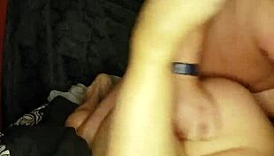 तुम प्रो की तरह डिल्डो पर सवार हो रही