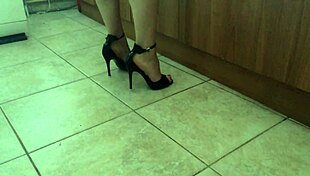 I heel crush cookin' in the kitchen with my feet