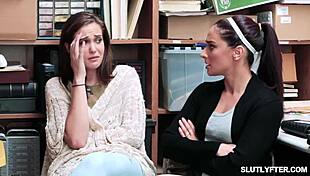 सारा बैंक्स की इबोनी चूत ऑफिसर ने चाटी