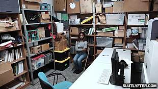 सारा बैंक्स की इबोनी चूत ऑफिसर ने चाटी