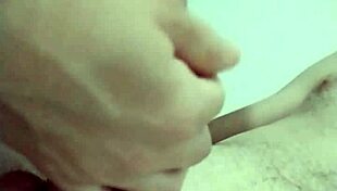 MINHA MADRasta entrou no quarto e me pegou BATENDO UMA PUNHETA e TERMINOU O SERVIÇO