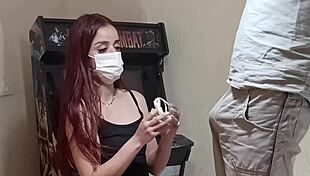 casada encontra eletricista em casa para um serviço inesperado