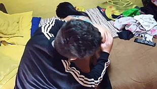 Espio a Mi Prima en Pijama y Me la Cojo Duro en la Cama Sexo Duro Real