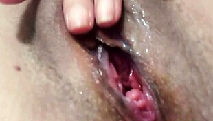 Arianna’s pussy in stunning close-up action