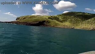 Fudendo na Lancha with Big Tits Bouncing in Public! 😍