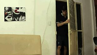 la madrastra colombiana latina moviendo el culo en tik tok y su hijastro la vio le dio una mamada pov amateur