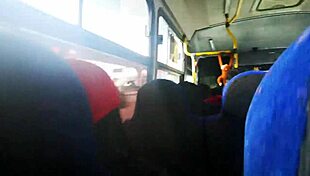 Le mame las tetas como becerro recien nacido me dejo agarrarle las tetas en el cami�n