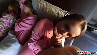 जवान लड़कियों को तीव्र चुदाई से रगड़ा