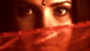 Beautiful Indian brunette milf dances solo in amateur video