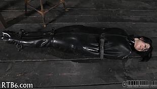 हसीना क्रूर टीजिंग सेशन सहती है