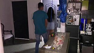 Mi Hermanastro Me Folla Anal y Se Corre en Mi Boca Mientras Descansaba