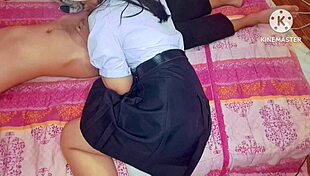 Using Sex Toy To Tease Pussy