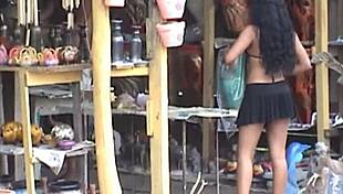 Parei o carro na rodovia e dei a buceta sem camisinha numa barraquinha, getting fucked outdoors with cumshot