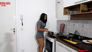 quem n�o gosta de transar na cozinha confira essa gozada gostosa na beira da pia