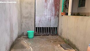 मेड को सफाई के लिए बुलाया लेकिन छोटी स्कर्ट में उकसाने आई 😏