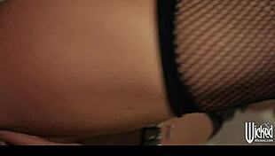 टैटू वाली गॉथ लड़कियों ने थ्रीसम में एक स्टडेड लंड शेयर किया वेट ब्लोजॉब चाट