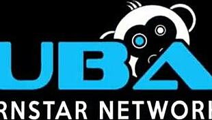 Hot Sarah takes hard pounding on the couch