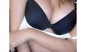 लिलू एमेच्योर में बड़ी चूचियां सहलाते मजा लेती