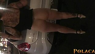 Estava em um restaurante e resolvi provocar o boy com meus peitos. Ele ficou cheio de tesão me levou para motel e comeu meu cu gostoso.