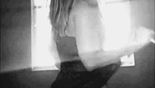 A Vizinha Gostosa Dançando De Janela Aberta Enquanto O Corno Foi Fazer Ao Mercadinho