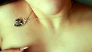 zorra gets wet and sends video to her boyfriend, teasing with shaved pussy