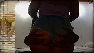 The Colombian booty queen enjoys dinner with pussy licking.