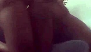 milf magrinha linda com bunda grande sente prazer fodendo no sofá com igor monstro carioca