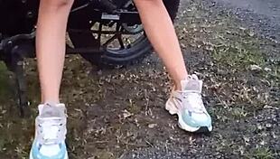 Enseñando Sus Tetas Y Coño En Público