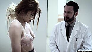 यंग बेब वर्जिनिटी सरेंडर करती प्लास्टिक सर्जन को