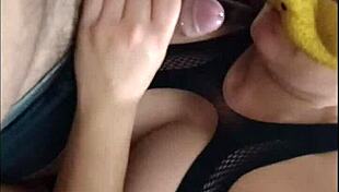 Después de la escuela le hago sexo oral a mi amigo que se aprovecha y me la mete hasta la garganta