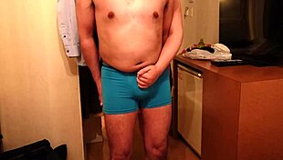 एशियन फेमडॉम डॉमिनेशन में लंड पर जोरदार थप्पड़ मारती है