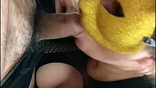 Después de la escuela le hago sexo oral a mi amigo que se aprovecha y me la mete hasta la garganta