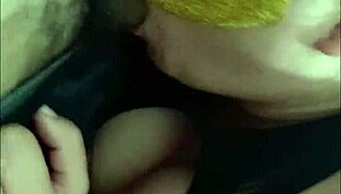 Después de la escuela le hago sexo oral a mi amigo que se aprovecha y me la mete hasta la garganta