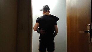 Câmeras Do Prédio Flagam Amigos Se Pegando No Corredor Depois Da Academia