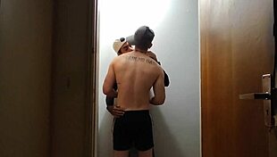 Câmeras Do Prédio Flagam Amigos Se Pegando No Corredor Depois Da Academia