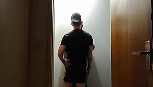 Câmeras Do Prédio Flagam Amigos Se Pegando No Corredor Depois Da Academia