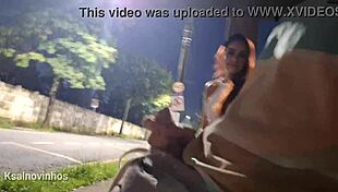 Punheta arriscada no ponto de ônibus ao lado de uma desconhecida linda?